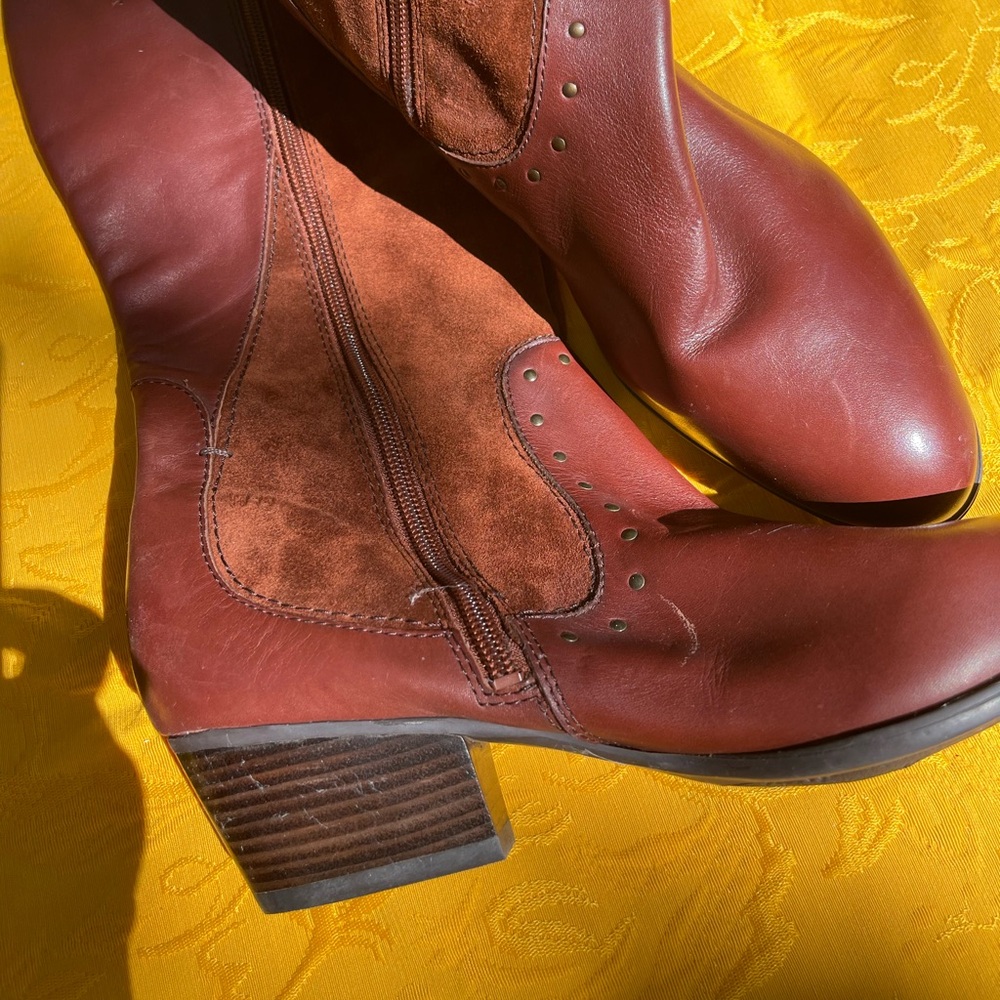 Leather heels reddish color with zipper